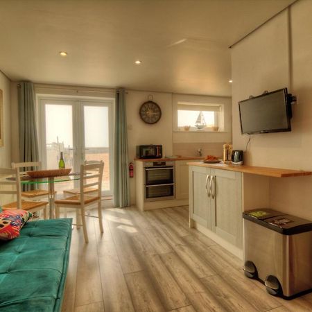 Pass The Keys Shore To Please - Sea Views And Beach Front Modern 1Bed Apt With Sofabed Portsmouth Exteriér fotografie