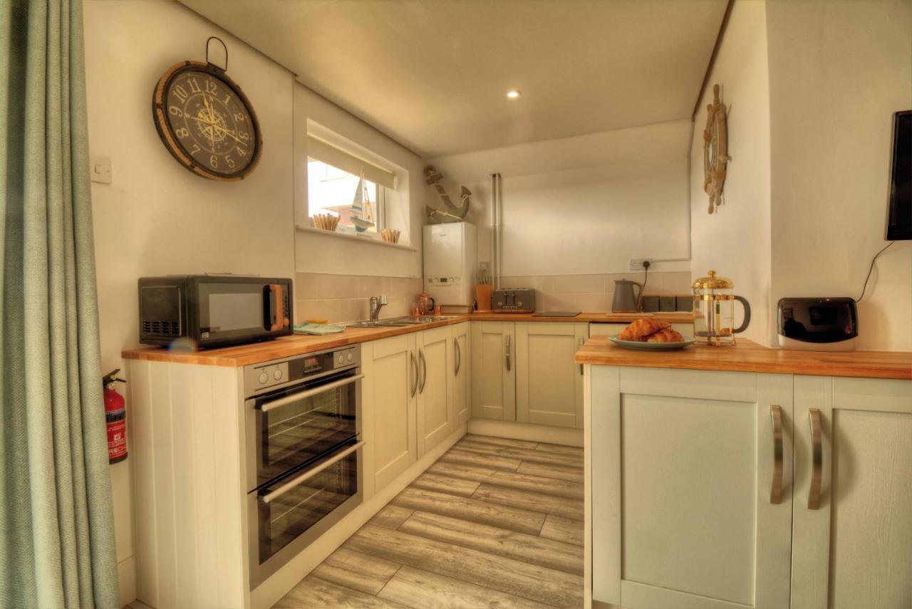 Pass The Keys Shore To Please - Sea Views And Beach Front Modern 1Bed Apt With Sofabed Portsmouth Exteriér fotografie